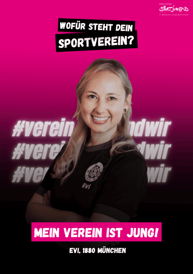 Porträt einer lächelnden Frau mit langen Haaren, T-Shirt mit Vereinslogo, Hintergrund in Pink mit Slogan und Hashtags.