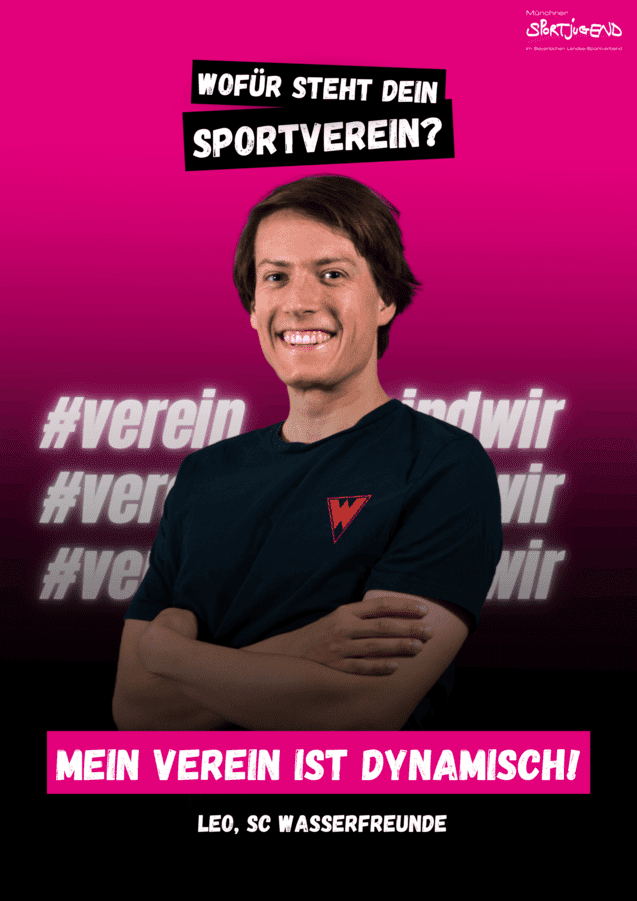 Junger Mann lächelt, mit einem T-Shirt des SC Wasserfreunde, vor einem pinken Hintergrund mit Vereinsbotschaften.