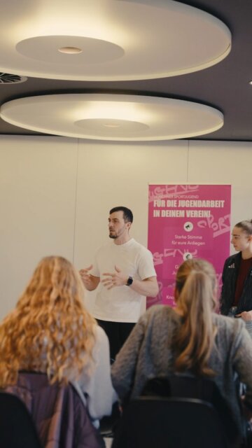 So könnten Olympische Spiele in München aussehen. 🏟️✨

Eine Stadt, die sich verändert – nicht für zwei Wochen, sondern für lange danach.
Orte, die für alle zugänglich sind.

Spiele, die nachhaltig geplant sind – und sich auch so anfühlen.

Und mittendrin: junge Menschen, die nicht nur dabei sind, sondern mitentschieden haben.

Diese Vision ist nicht zufällig entstanden.
Sie basiert auf den Ideen von jungen Menschen aus ganz München und Umgebung. 

Aus all dem haben wir mithilfe von KI ein Zukunftsbild entwickelt:
 👉 Wie könnten Olympische und Paralympische Spiele in München aussehen, wenn die Perspektiven der jungen Generation wirklich umgesetzt werden?

#JugendMachtOlympia #München #OlympiaMünchen #Vision #ZukunftMünchen Jugendbeteiligung Nachhaltigkeit SportfürAlle Olympiapark FutureOfSport