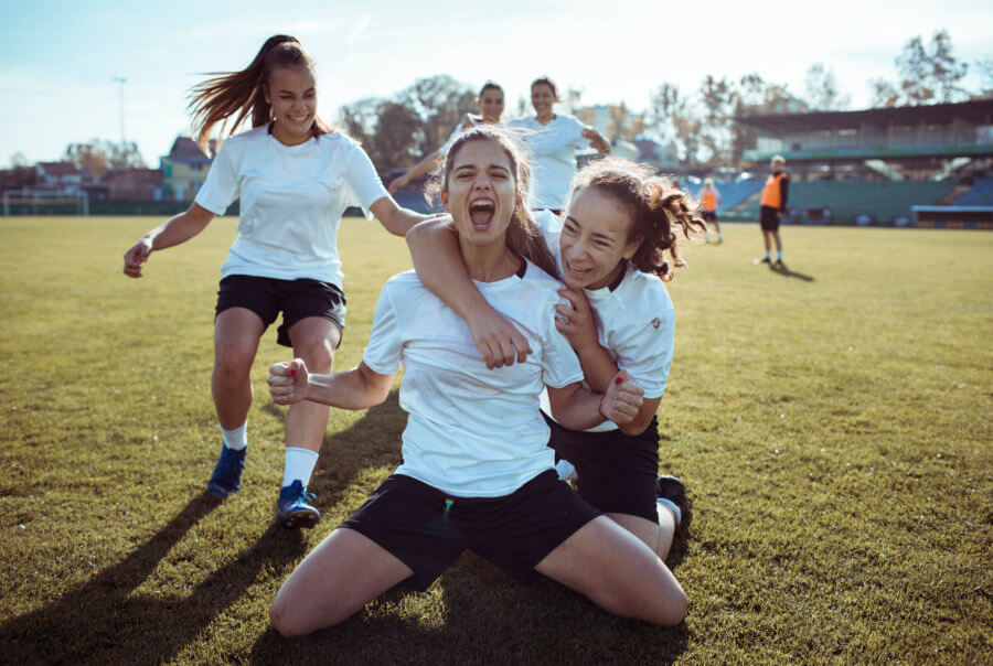 Nahaufnahme einer Frauen-Fußballmannschaft, die ein Tor bejubeln