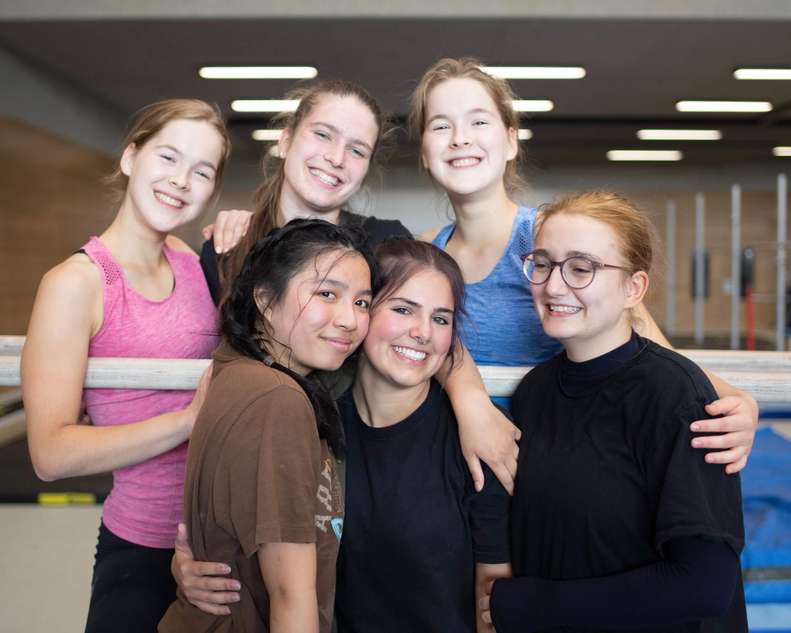 Eine Gruppe Mädchen in einer Turnhalle