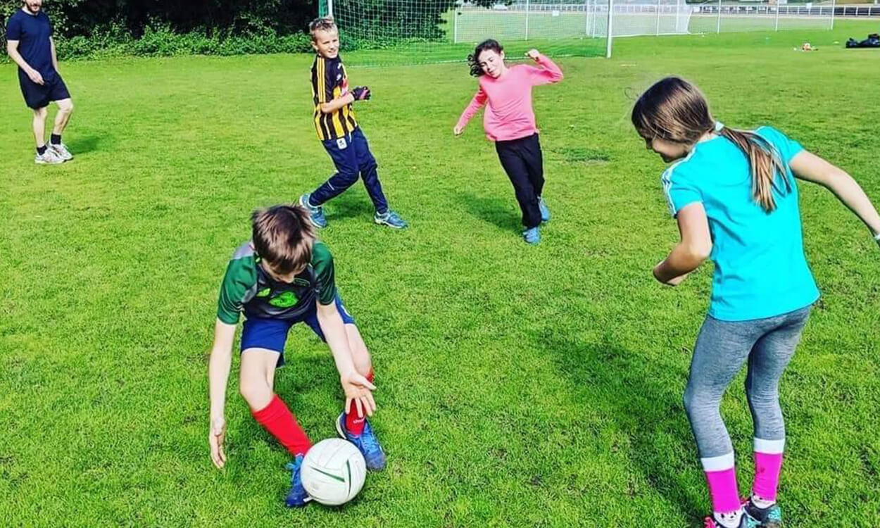 Kinder spielen Gaelic