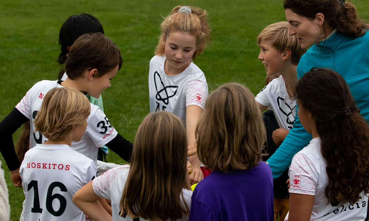 Eine Gruppe von Kindern stehen im Kreis