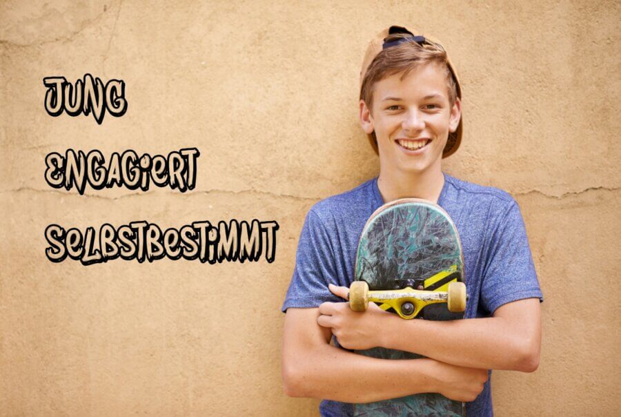 Ein Junge steht vor einer Wand und hält ein Skateboard vor der Brust. Rechts daneben sind die Worte: jung, engagiert, selbstbestimmt geschrieben