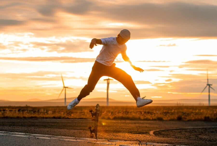 Ein Mann macht Tricks auf einem Skateboard