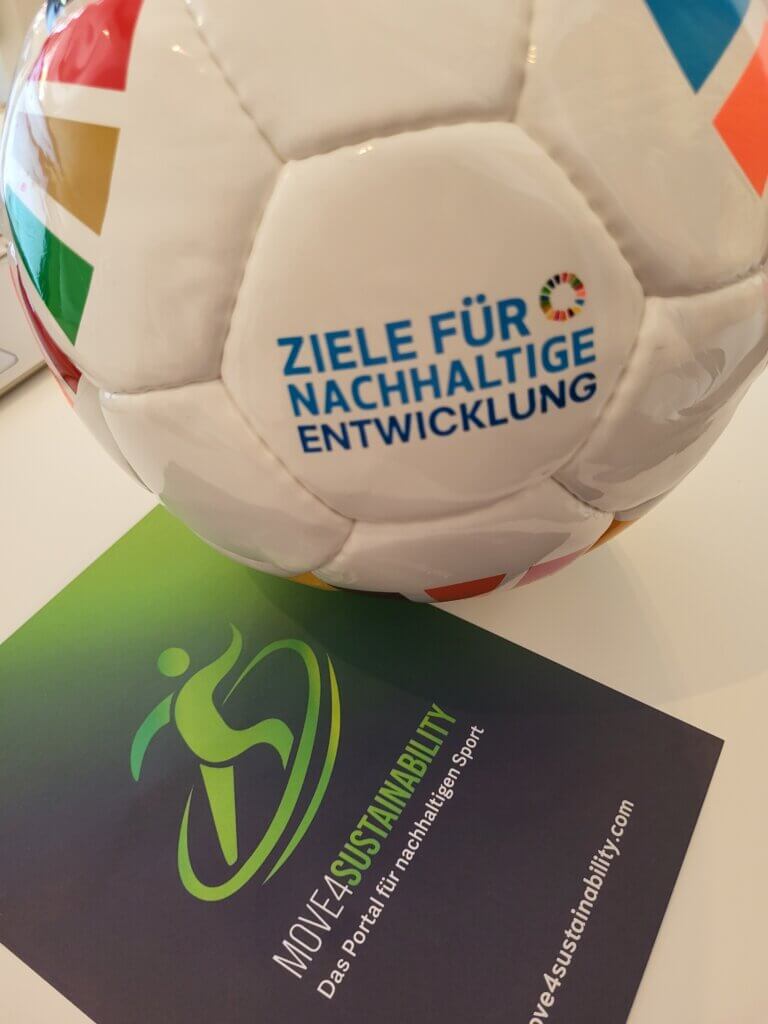 Ein Ball mit der Aufschrift: Ziele für nachhaltige Entwicklung liegt auf einem Flyer von Move4Sustainability