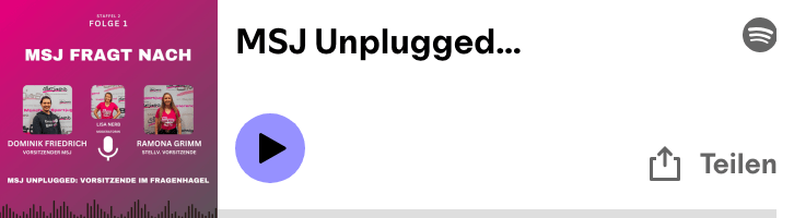 Das Bild zeigt eine Darstellung des Spotify-Audio-Player. Auf der linken Seite ist das Titelbild des MSJ-Podcasts zu sehen. Rechts davon ist der Titel des Podcasts MSJ Unplugged und ein Play-Button zu sehen.