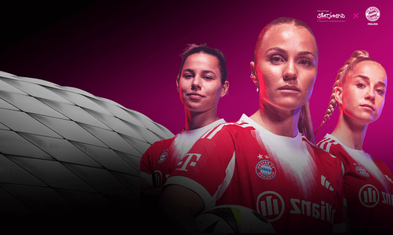 Drei Fußballerinnen des FC Bayern neben der Allianz-Arena